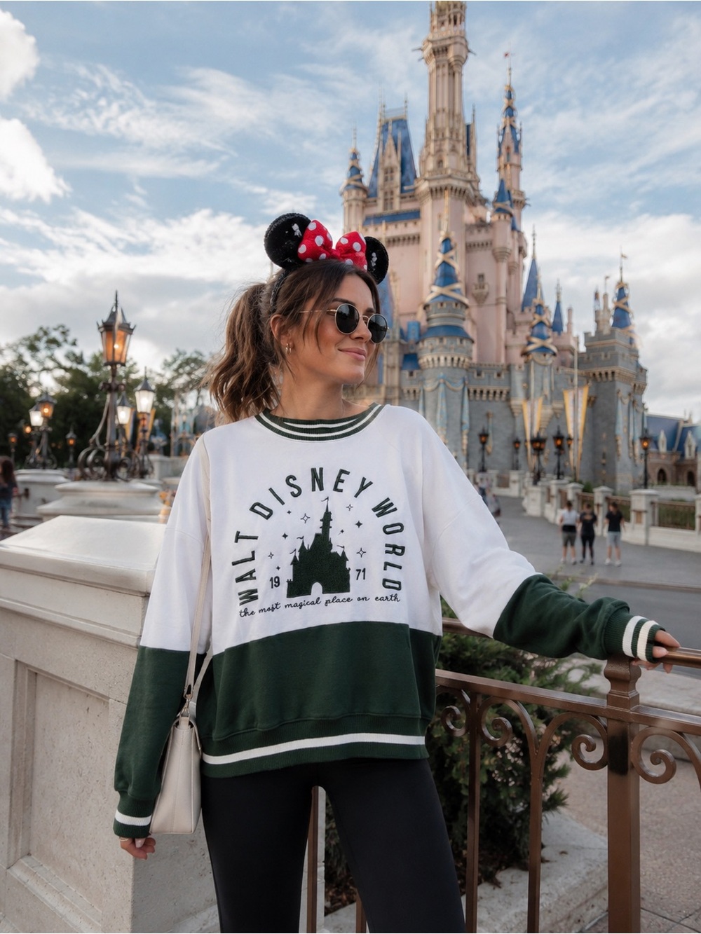 Walt Disney World Castle Embroidered Sweatshirt | size L